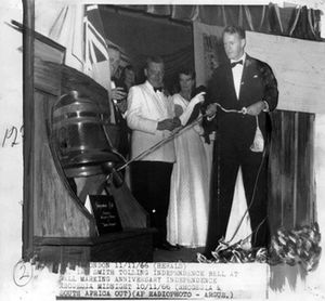 Ian Smith rings Independence Bell.jpg
