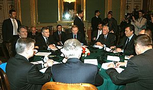 Ukrainian Round Table 2004