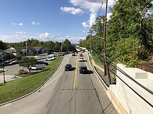 2021-09-18 15 25 19 View north along New Jersey State Route 23 (Hamburg Turnpike) from the overpass for the rail line between Oak Street-Wishing Well Road and Gingerbread Castle Road in Hamburg, Sussex County, New Jersey
