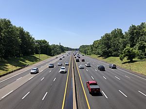 2021-06-05 11 37 41 View south along New Jersey State Route 444 (Garden State Parkway) from the overpass for Union County Route 604 (Madison Hill Road) in Clark Township, Union County, New Jersey