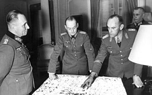 Bundesarchiv Bild 101I-718-0149-12A, Paris, Rommel, von Rundstedt, Gause und Zimmermann