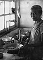 COLLECTIE TROPENMUSEUM Portret van een vrouw die nasi goreng bereidt in de keuken TMnr 20000280