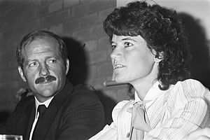 Frederick Hauck en Sally Ride tijdens een persconferentie - Bestanddeelnr 932-7154