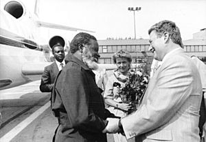 Bundesarchiv Bild 183-1989-0818-034, Berlin, Günter Sieber begrüßt Sam Nujoma (SWAPO, Namibia)