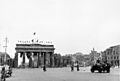 Bundesarchiv Bild 183-2007-0403-501, Berlin, britischer Panzerwagen,am Brandenburger Tor