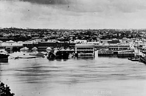 StateLibQld 1 114716 Hope Street, South Brisbane, under floodwaters in 1893