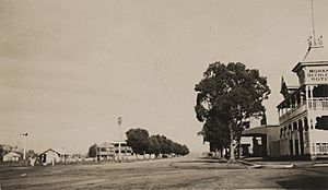 StateLibQld 2 253902 View of the main street in Beenleigh, 1908