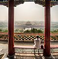Un hombre mira la Ciudad Prohibida de Beijing, desde el parque JingShan. Una espesa capa de bruma y contaminación cubre la capital de manera permanente. (15733953712)