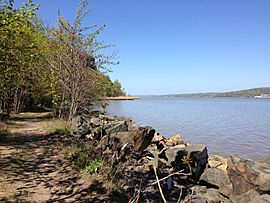 View north along the Shore Trail near the Forest View Trail in Palisades Interstate Park