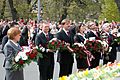 Ministru prezidents Valdis Dombrovskis noliek ziedus pie Brīvības pieminekļa (7141677177)