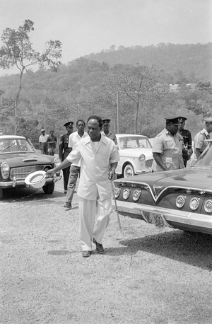 ASC Leiden - NSAG - van Es 17-016 - Visiting President Kwame Nkrumah is waving with a tropical hat - Volta Dam, Akosombo, Ghana - late February 1962