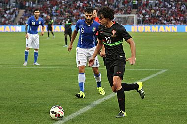 20150616 - Portugal - Italie - Genève - Tiago Mendes devant Antonio Candreva