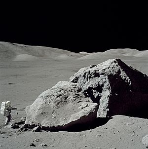 Moon-apollo17-schmitt boulder