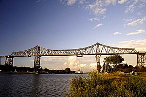 Railway bridge with transporter bridge