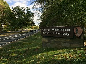 2016-10-23 12 48 48 View south along the George Washington Memorial Parkway at Interstate 495 (Capital Beltway) in McLean, Fairfax County, Virginia