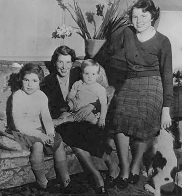 Alice Makins with children 1952