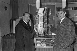 Liverpool-spelers in Hilton, St. John (links) en Roger Hunt kopen kaarten voor t, Bestanddeelnr 919-8539