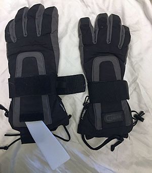 Snowboard gloves with integrated wrist protection