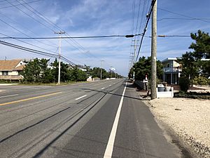 2018-10-04 12 19 20 View north along Ocean County Route 607 (Long Beach Boulevard) at Union Avenue in Harvey Cedars, Ocean County, New Jersey