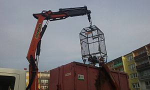 Opróżnianie klatki na odpady z tworzyw sztucznych w 60-tysięcznym Tomaszowie Mazowieckim