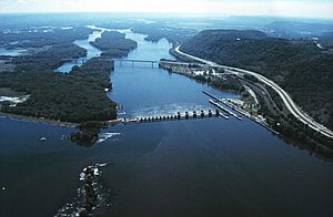 Mississippi River Lock and Dam number 7.jpg
