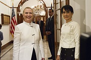 Secretary Clinton Meets Daw Aung San Suu Kyi for Dinner (6437451337)