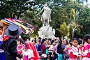 Danzas típicas del Beni frente a la escultura de José Ballivián.jpg