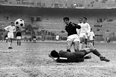 1965–66 Fairs Cup - AC Milan v Chelsea FC - Rivera scores