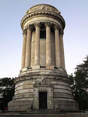 Soldiers' and Sailors' Monument Manhattan central structure at dusk