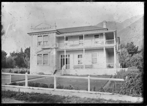 Hinemoa Hotel at Te Aroha, circa 1916. ATLIB 287503