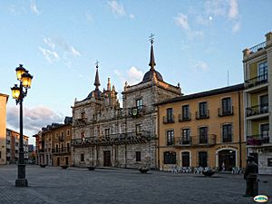 Ponferrada-Ayuntamiento, farola y barquillero