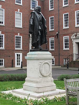 Statue of Francis Bacon (cropped)