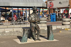 Baden-Powell sculpture on Poole Quay (8778)