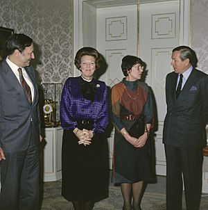 Nobelprijswinnaar v.d. Meer en echtgenote op Huis ten Bosch met Koningin Beatrix, Bestanddeelnr 253-8884.jpg