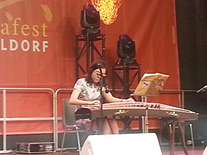 Chinafest Düsseldorf 2016 20 Guzhengspielerin