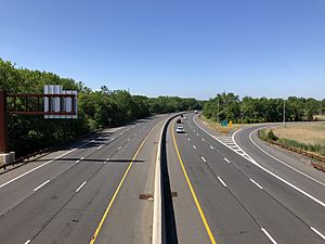 2021-05-27 09 44 52 View south along New Jersey State Route 444 (Garden State Parkway) from the overpass for U.S. Route 9 (New York Road) in Port Republic, Atlantic County, New Jersey