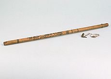 COLLECTIE TROPENMUSEUM Bandfluit van bamboe met vier vingergaten TMnr H-1783