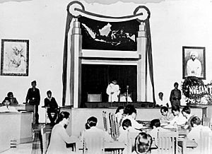 COLLECTIE TROPENMUSEUM President Soekarno opent de zitting van het Republikeinse Parlement te Malang op 18 maart 1947 TMnr 10001279