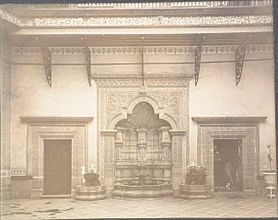 Fountain in the patio of the Casa de los Azulejos. 1901 or before. Henry G. Peabody (cropped)