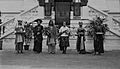 COLLECTIE TROPENMUSEUM Vrouwen van de diverse bevolkingsgroepen voor het stadhuis in Medan waar ze een bloemenhulde geven aan de vliegers van de eerste commerciële vlucht Holland-Batavia tijdens een tusenlanding TMnr 60046354