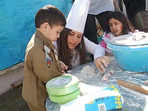 Flickr - Israel Defense Forces - IDF Soldiers Volunteer for Purim with Bereaved Families of Fallen Soldiers (1)