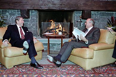 Reagan and Gorbachev hold discussions
