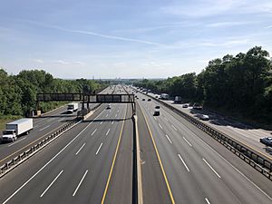 2021-05-25 16 40 20 View south along Interstate 95 (New Jersey Turnpike) from the overpass for Grandview Avenue in Edison Township, Middlesex County, New Jersey