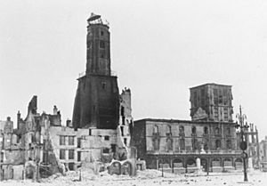 Bundesarchiv Bild 146-1972-050-11, Zerstörte Häuser und Kirche in Calais