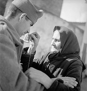 Στρατιώτης με τη μητέρα του πριν την αναχώρηση για το αλβανικό μέτωπο