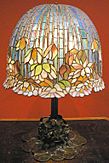 Louis comfort tiffany, lampada da tavolo pomb lily, 1900-10 ca..JPG