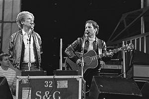 Optreden Simon and Garfunkel (links) in Feijenoordstadion, Rotterdam, Bestanddeelnr 932-2092