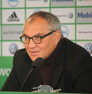 Felix Magath bei einer Pressekonferenz des VfL Wolfsburg (cropped).JPG