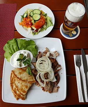 Pitagyros mit Beilagen und Bier (Gaststätte)