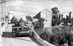 Bundesarchiv Bild 101I-049-0008-33, Nordafrika, Panzer III bei Fluss-Überquerung